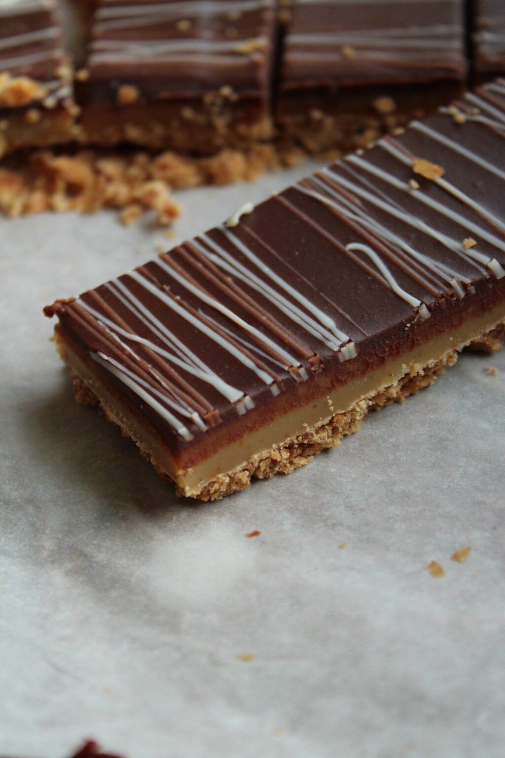 Schokoladenkaramellschnitte • Theresa Knipschild